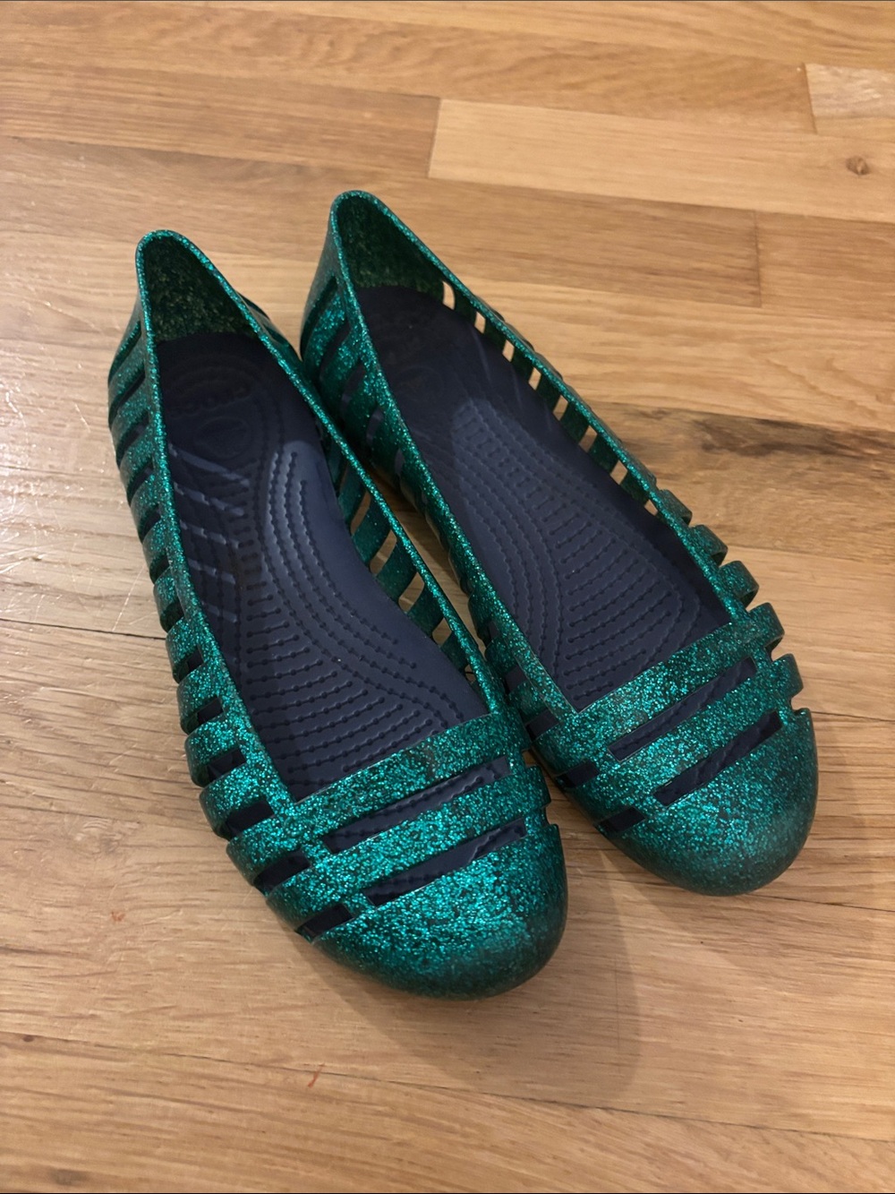 CROCS Emerald Green Adrina Li Glitter Cutout Flats size 4